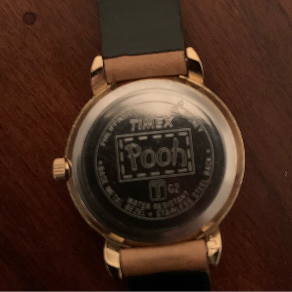 Timex Vintage Winnie the Pooh Bees & Honey Watch with Embossed Wristband. - Picture 3 of 3